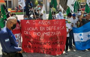 Menschen protestieren vor dem Rathaus in Tela, Honduras